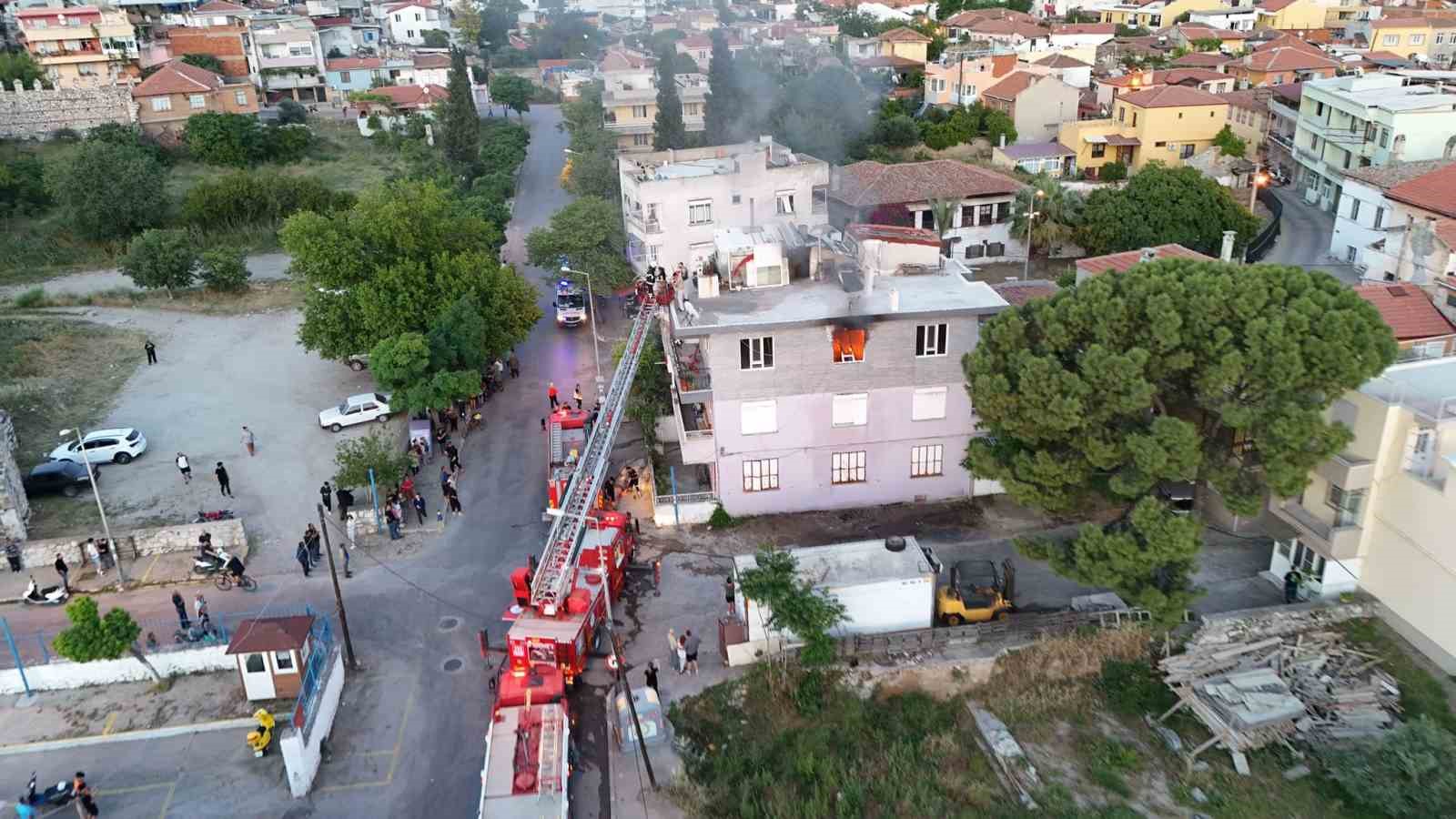 Milas’ta vatandaşlar yangında çatıya çıkarak kurtuldular