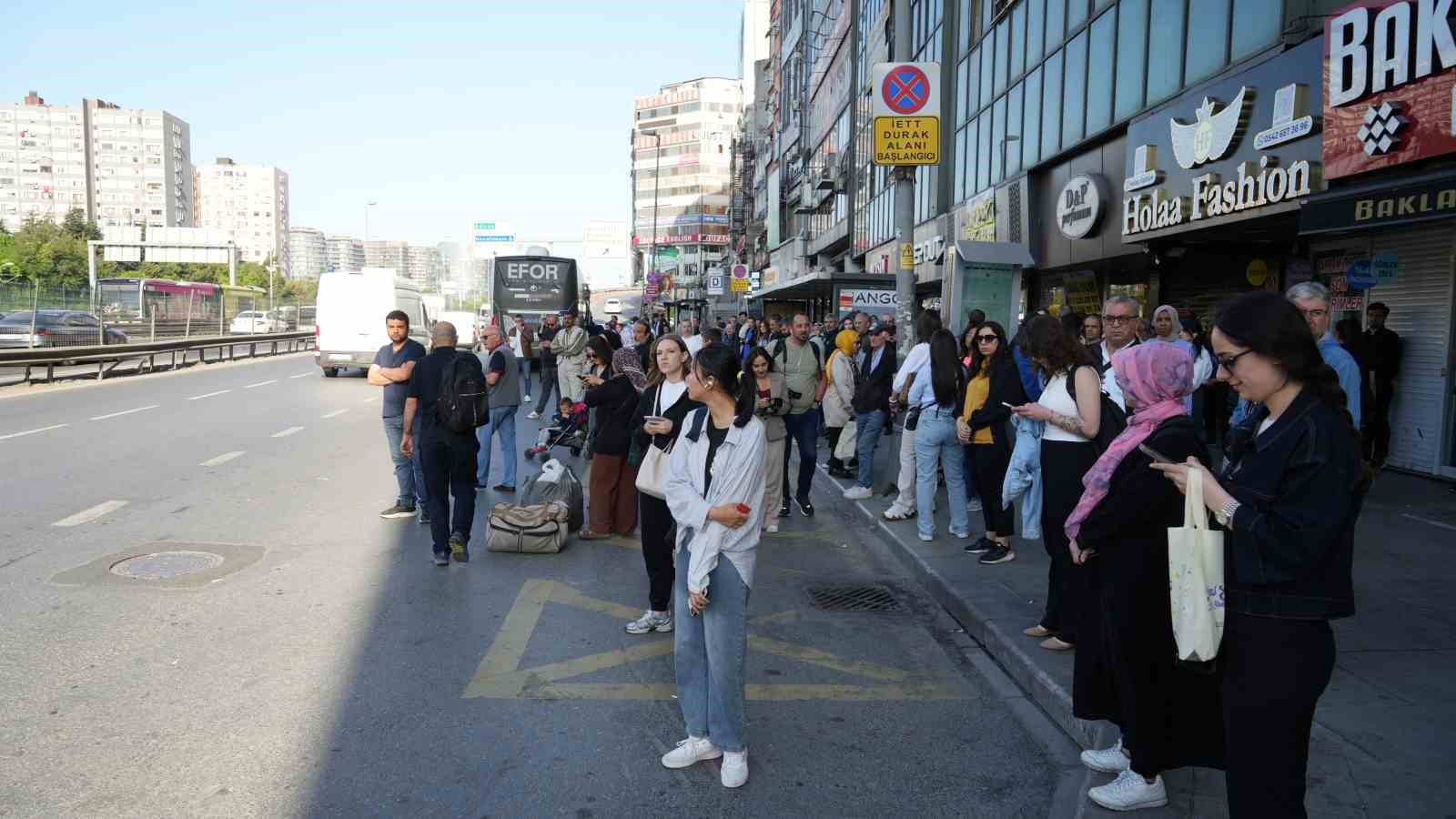 Özel halk otobüsleri kontak kapattı, vatandaşlar yolda kaldı