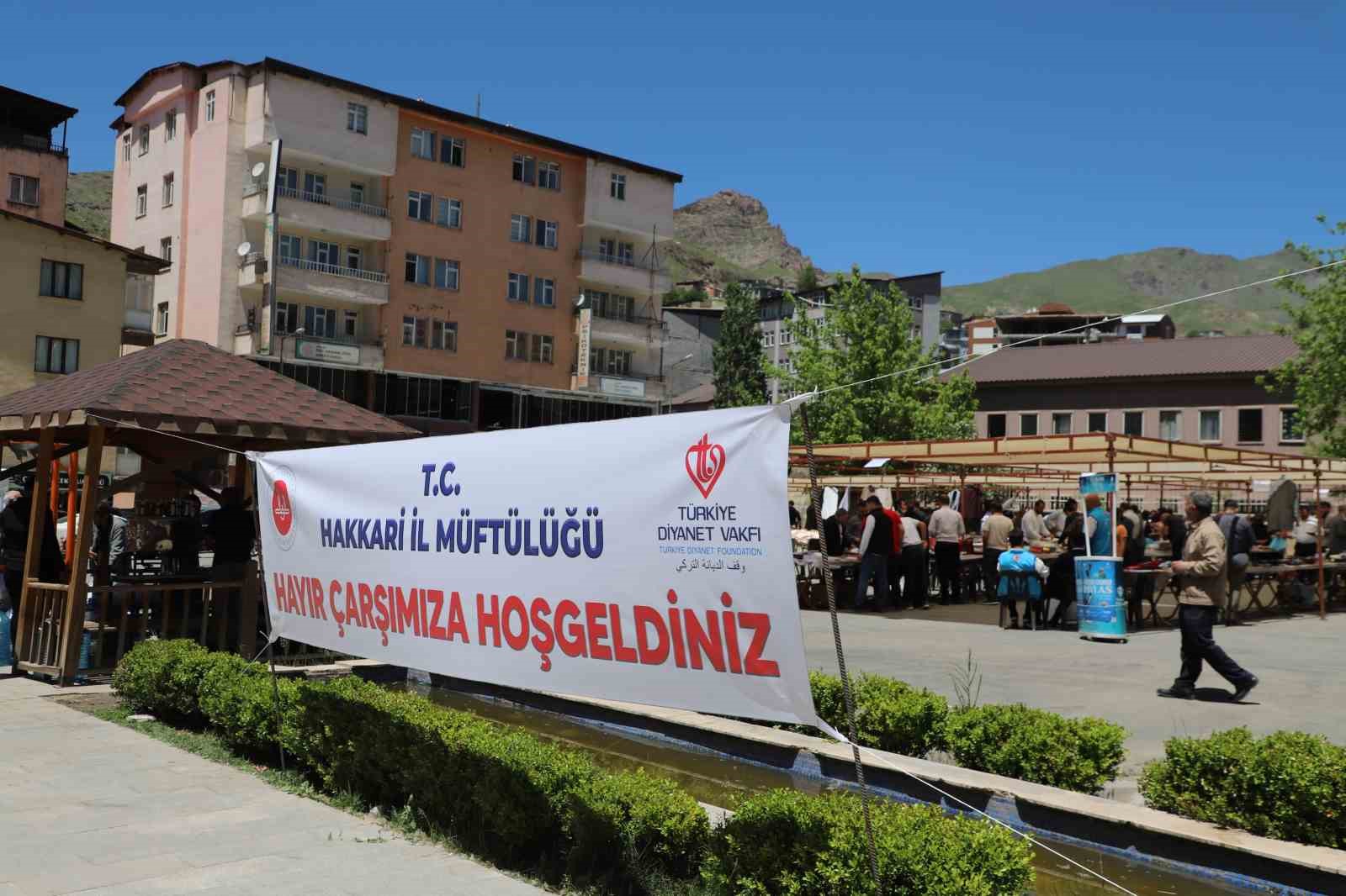 Hakkari’de cami yararına hayır çarşısı kuruldu