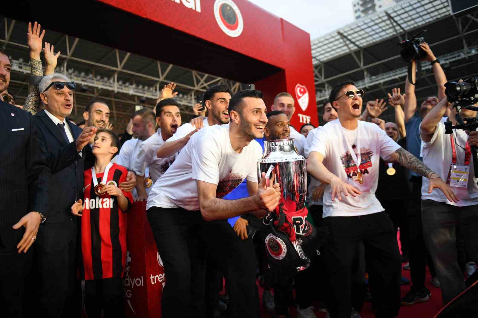 Süper Lig’e yükselen Gençlerbirliği, kupasını aldı