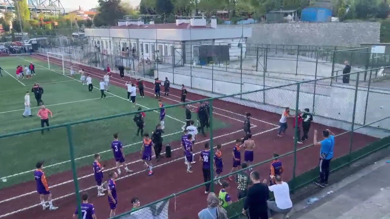 U-15 Futbol Ligi şampiyonluk maçında saha karıştı