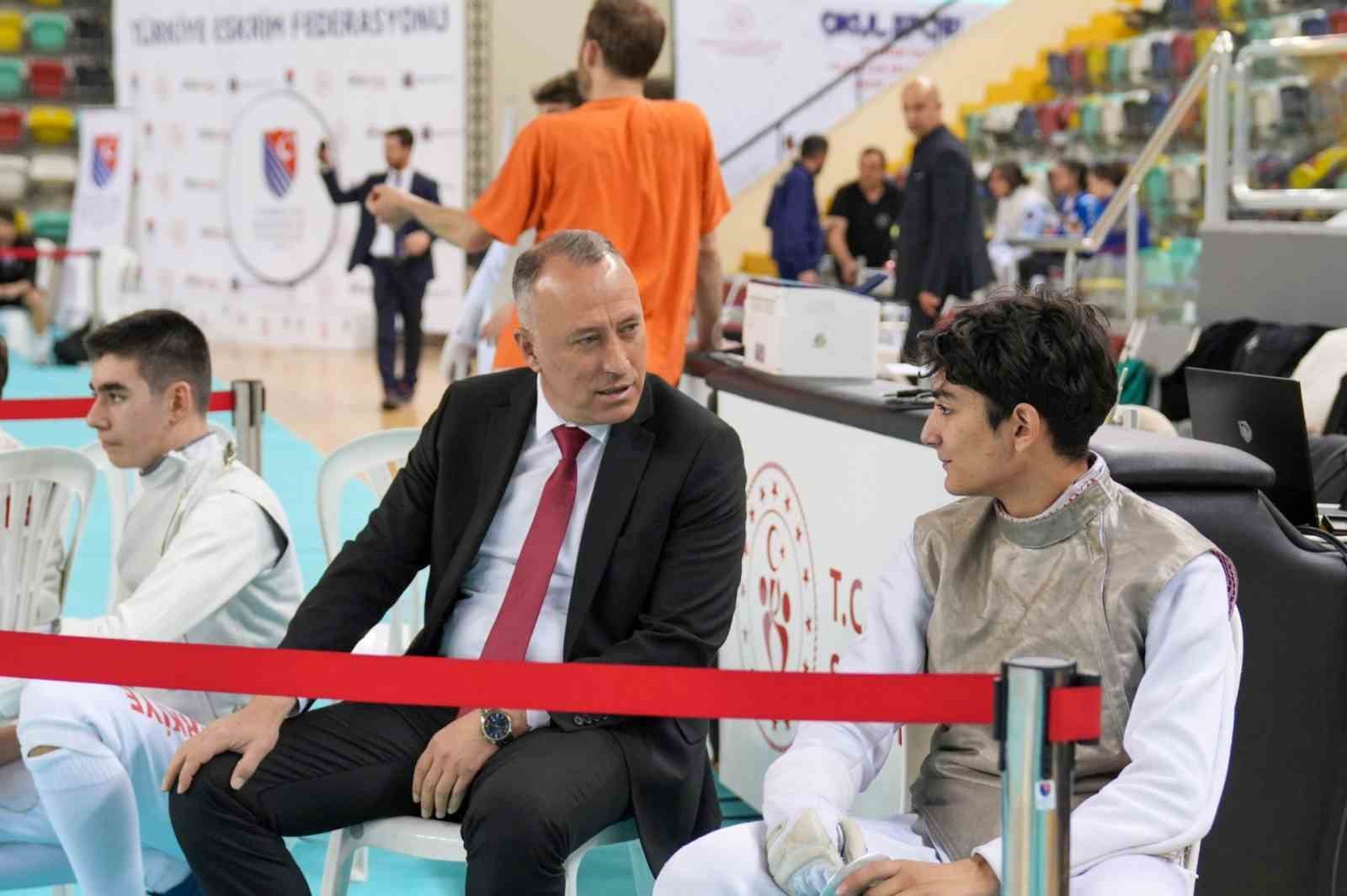 Balıkesir’de sporcular eskrimde şampiyonluk için yarışıyor