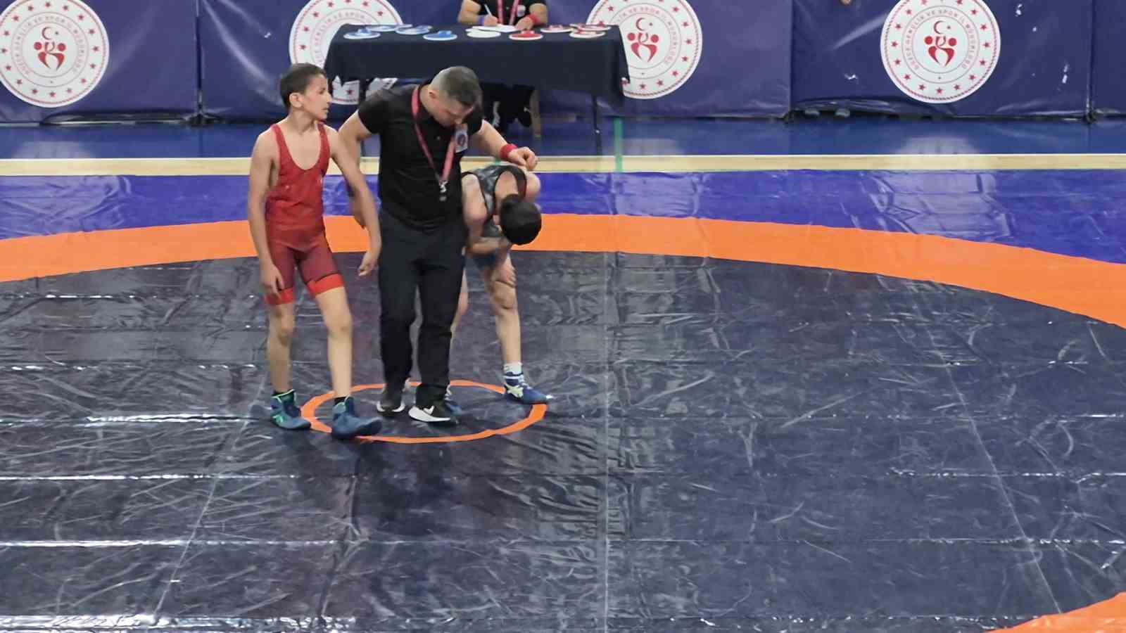 Minik güreşçiler, Türkiye şampiyonu olmak için Düzce’de ter döküyor