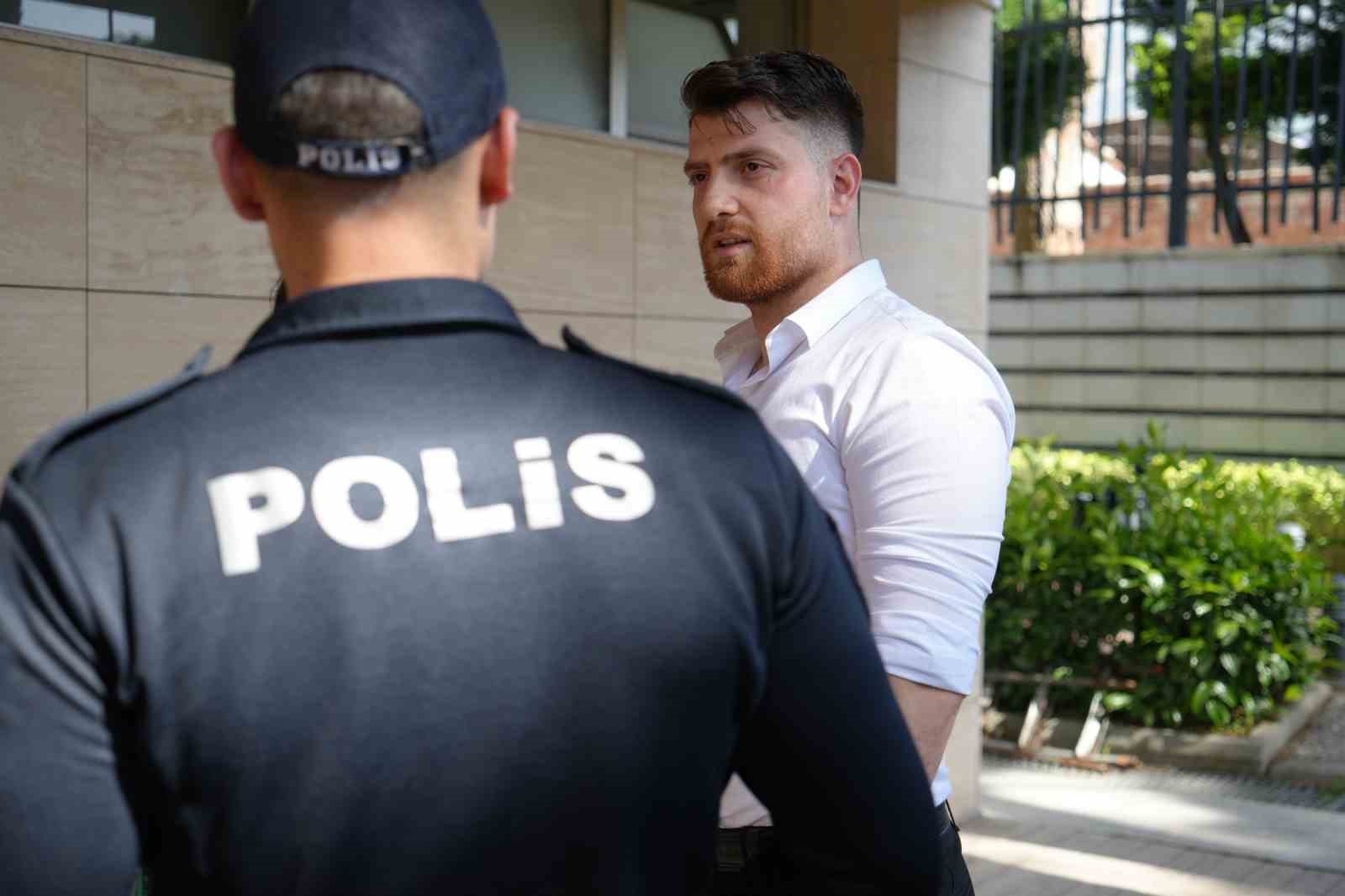 Tuvalette bulduğu altın dolu keseyi polise teslim etti