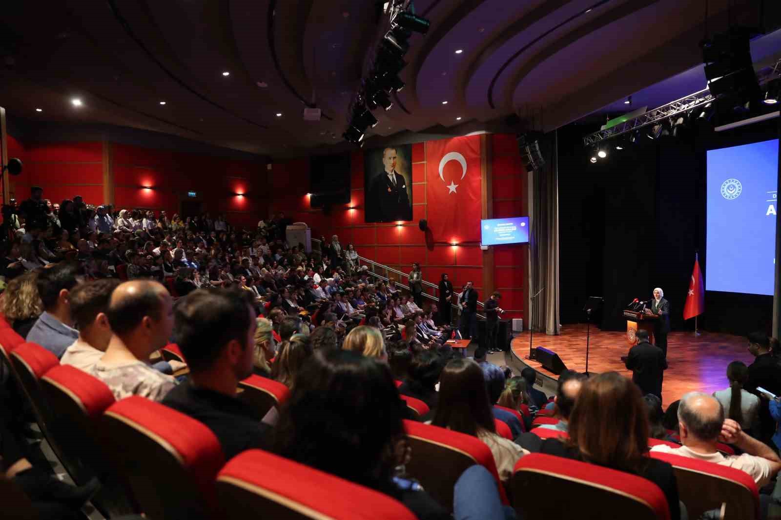 Aile ve Sosyal Hizmetler Bakanı Mahinur Özdemir Göktaş, nüfus artış hızına dikkat çekti