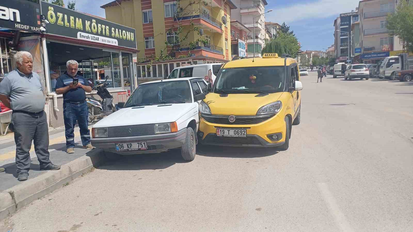 Ticari teksiyle çarpışıp takla atan otomobilin sürücüsü yara almadan kurtuldu