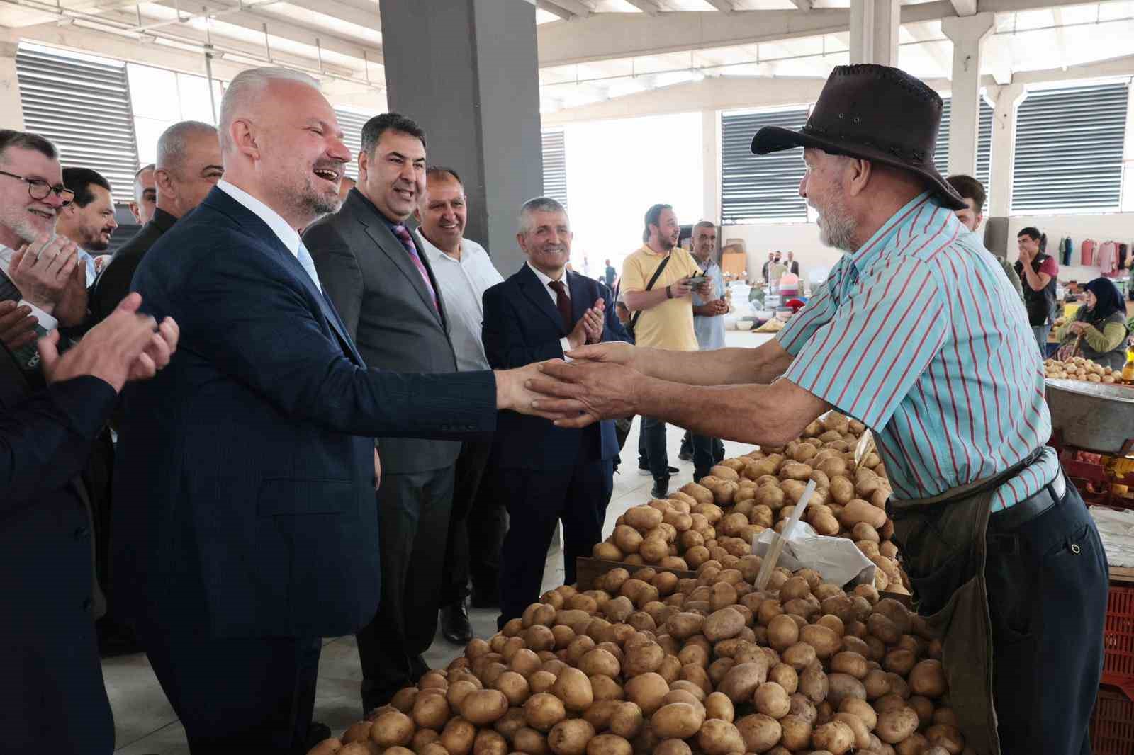 Menemen’de bir kapalı pazar yeri daha açıldı