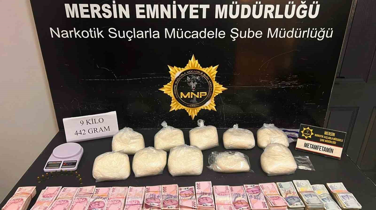 Zehir taciri kilolarca uyuşturucu ve 375 bin TL ile yakalandı
