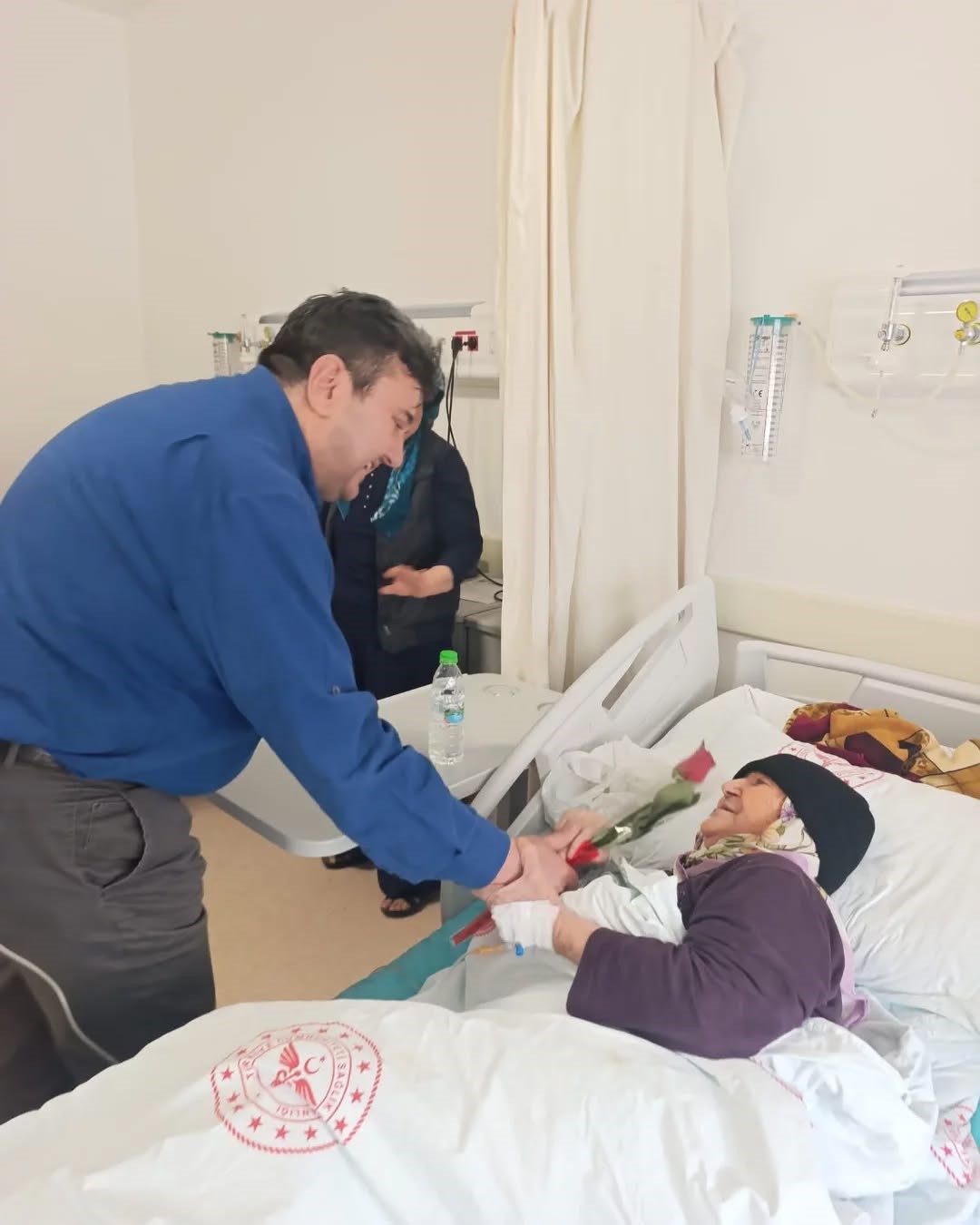Başkan Gülmez’den anlamlı Anneler Günü ziyareti