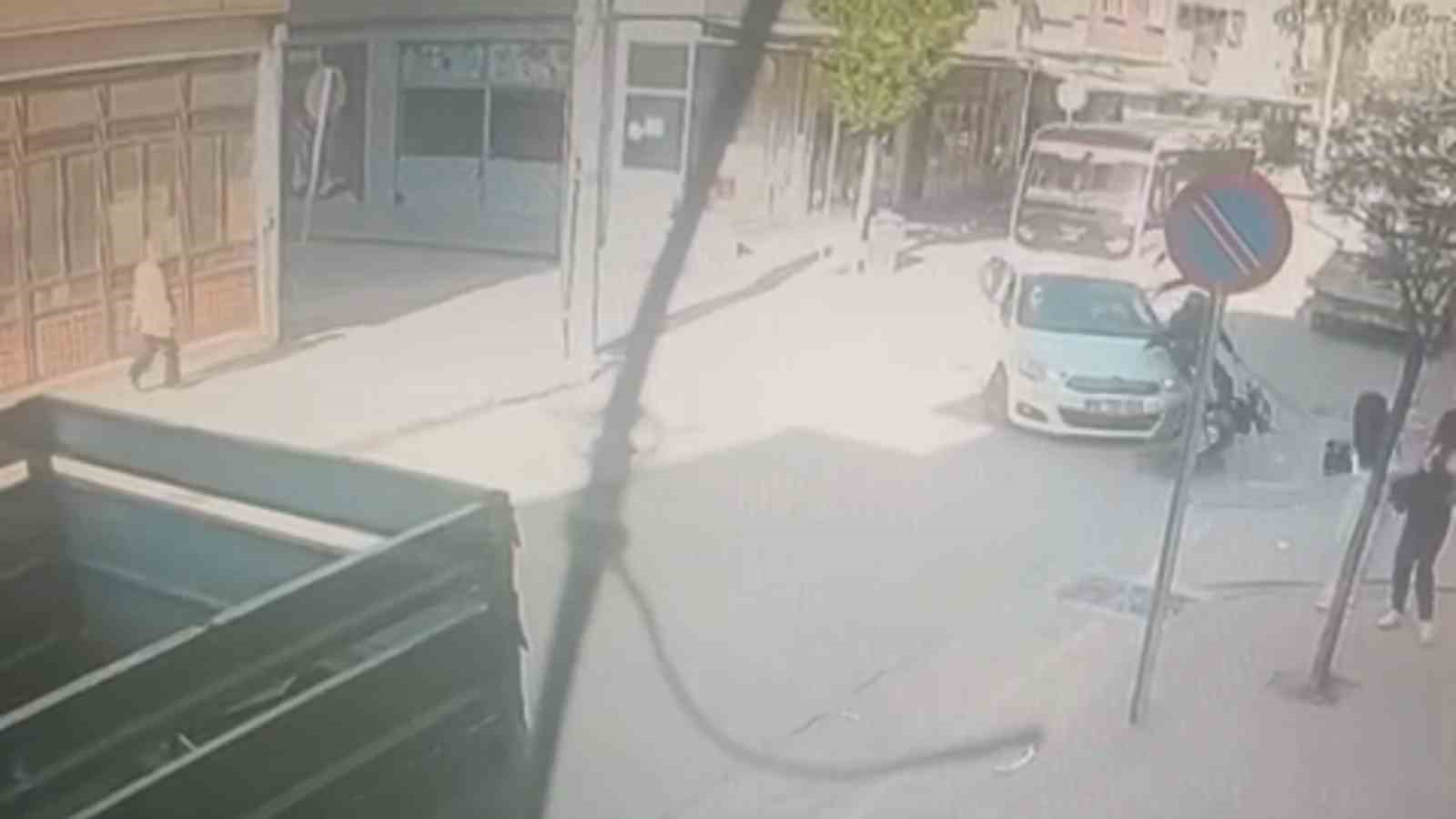 Otomobille çarpışan motosikletli yaralandı: Kaza anı kamerada
