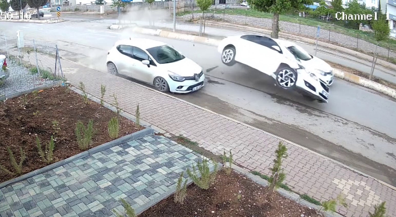 Otomobil park halindeki araca çarptı: 1 yaralı