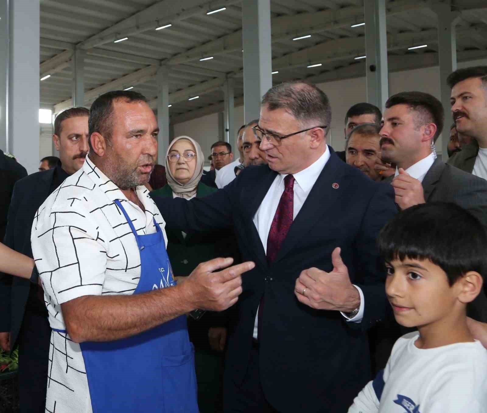 Vali Balcı, kapalı semt pazarı esnafını ziyaret etti