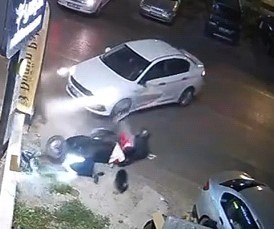 Otomobille motosikletin çarpıştığı kaza kamerada