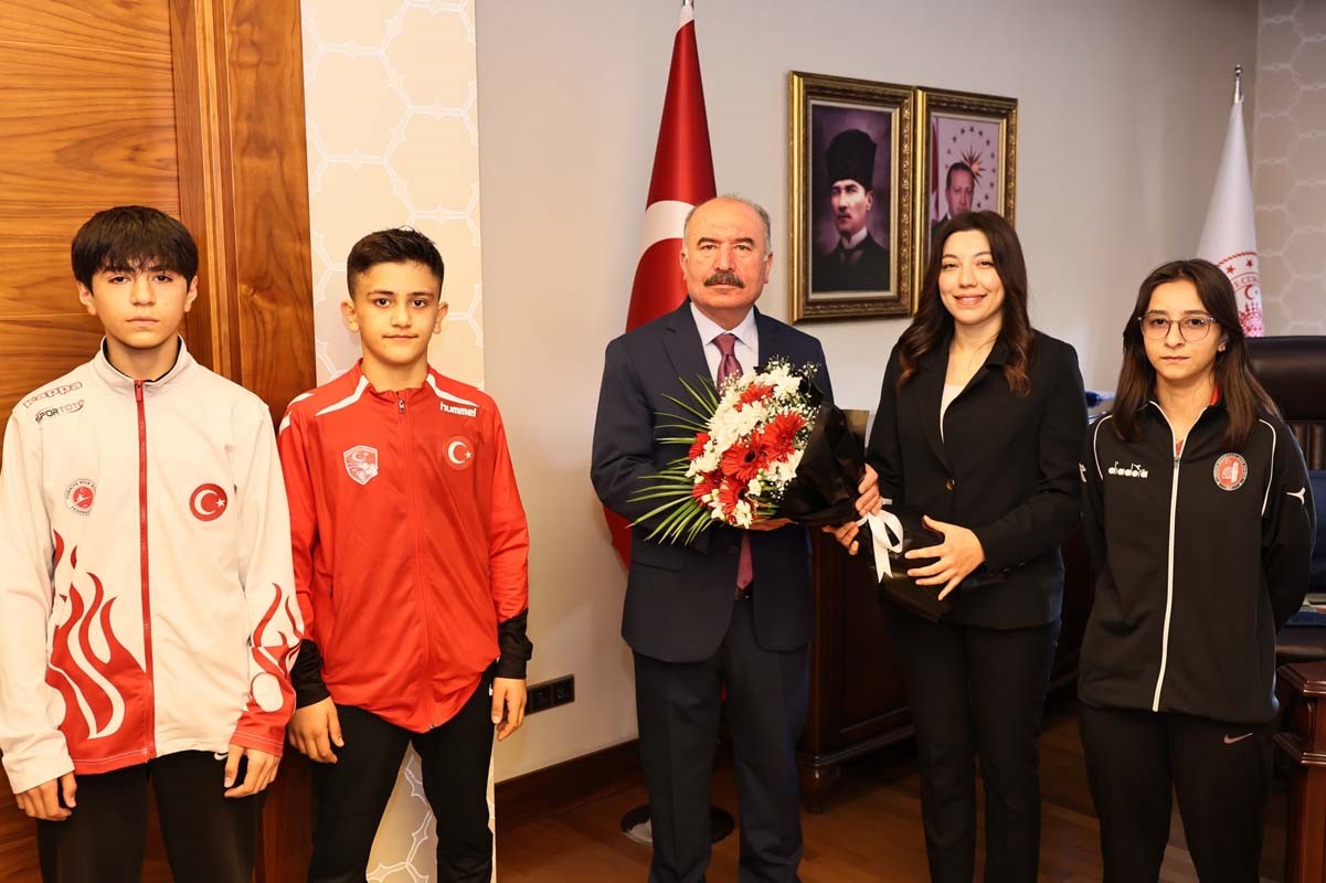 Vali Ali Çalgan şampiyon sporuları tebrik etti