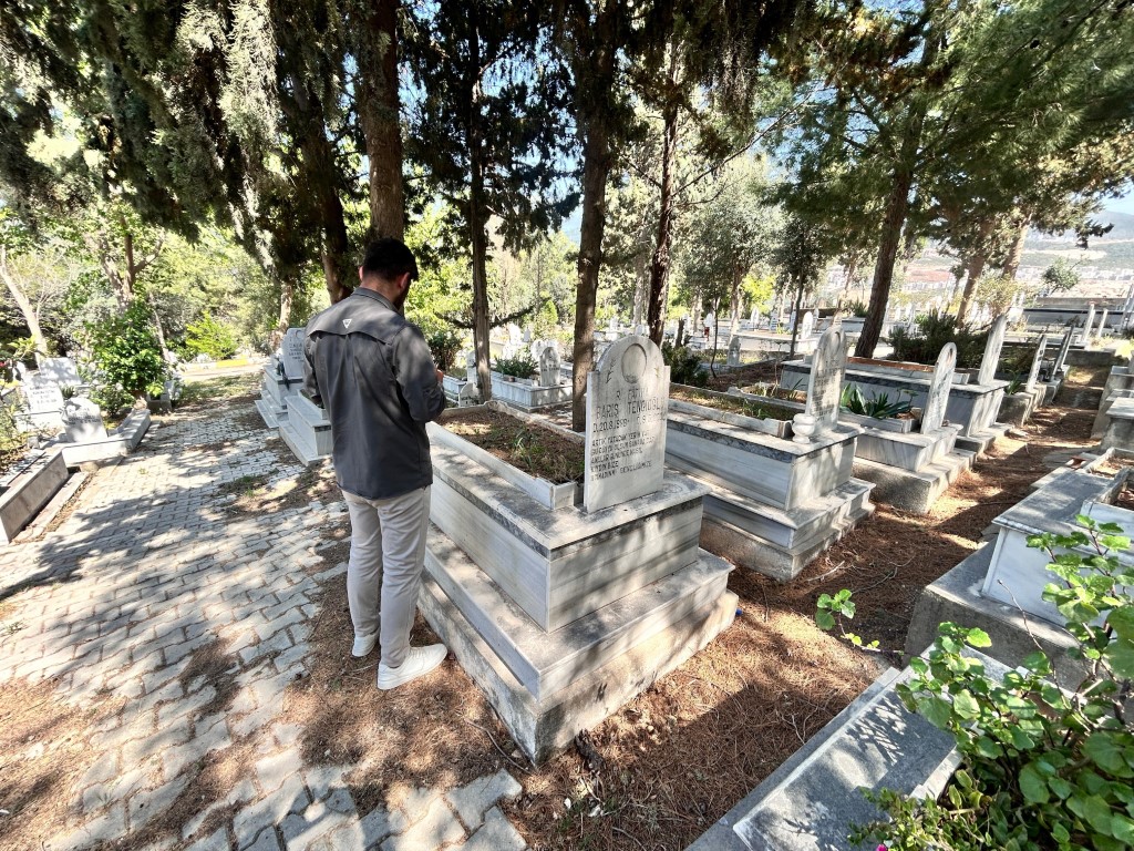 Özgür Özel'e saldıran şüphelinin katlettiği oğlunun mezarında dikkat çeken detay!