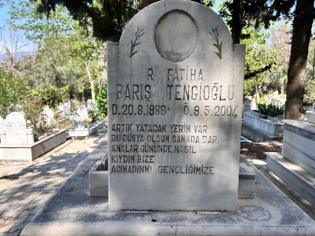 Özgür Özel'e saldıran şüphelinin katlettiği oğlunun mezarında dikkat çeken detay!