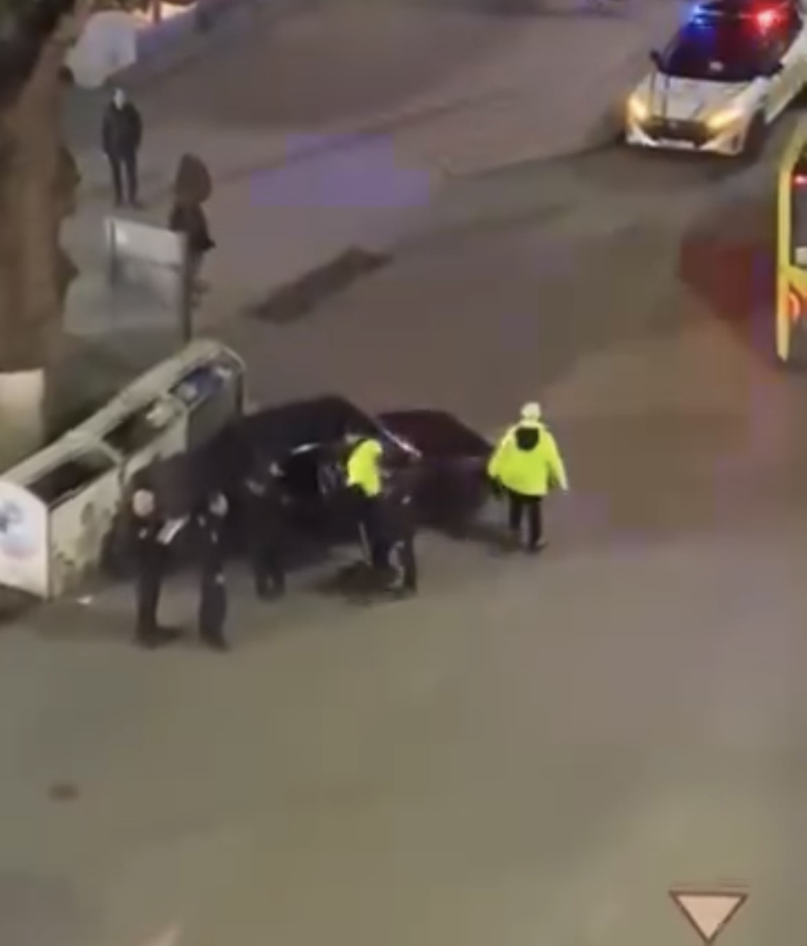 Kaza yapan alkollü sürücü kendini araca kilitledi