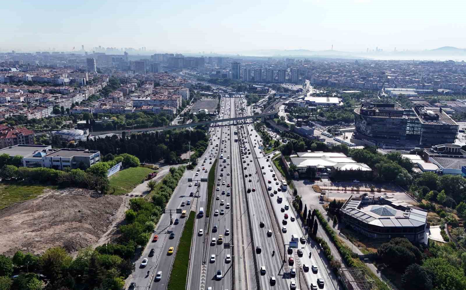 Özel Halk Otobüsleri kontak kapattı: Metrobüslerde yaşanan yoğunluk havadan görüntülendi