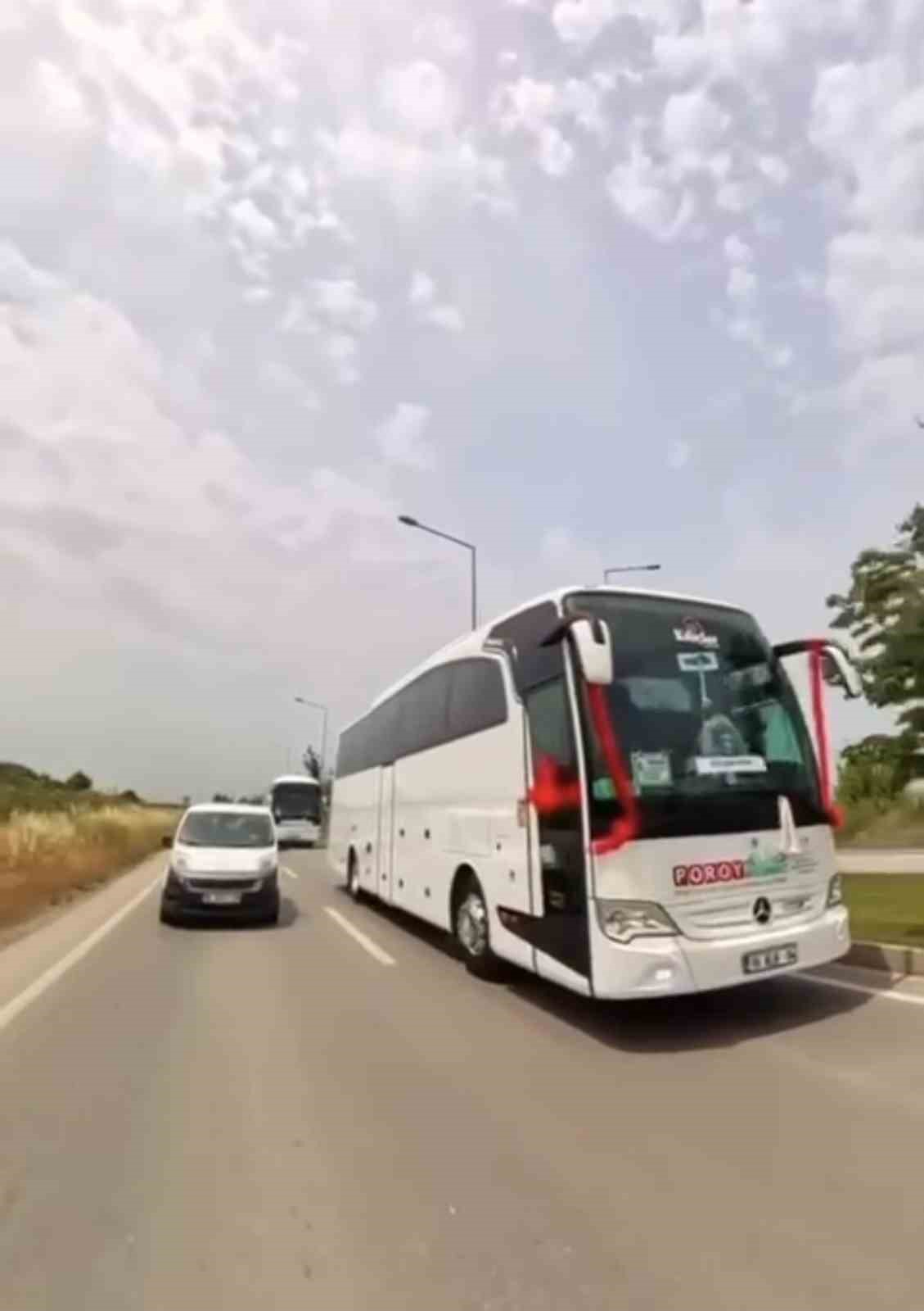 Yolcu otobüsü düğün konvoyuna girdi, konvoyda tehlikeli anlar kamerada