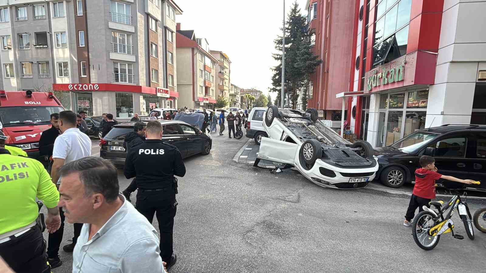 İki otomobil çarpıştı, araçlardan biri takla attı: 1 yaralı