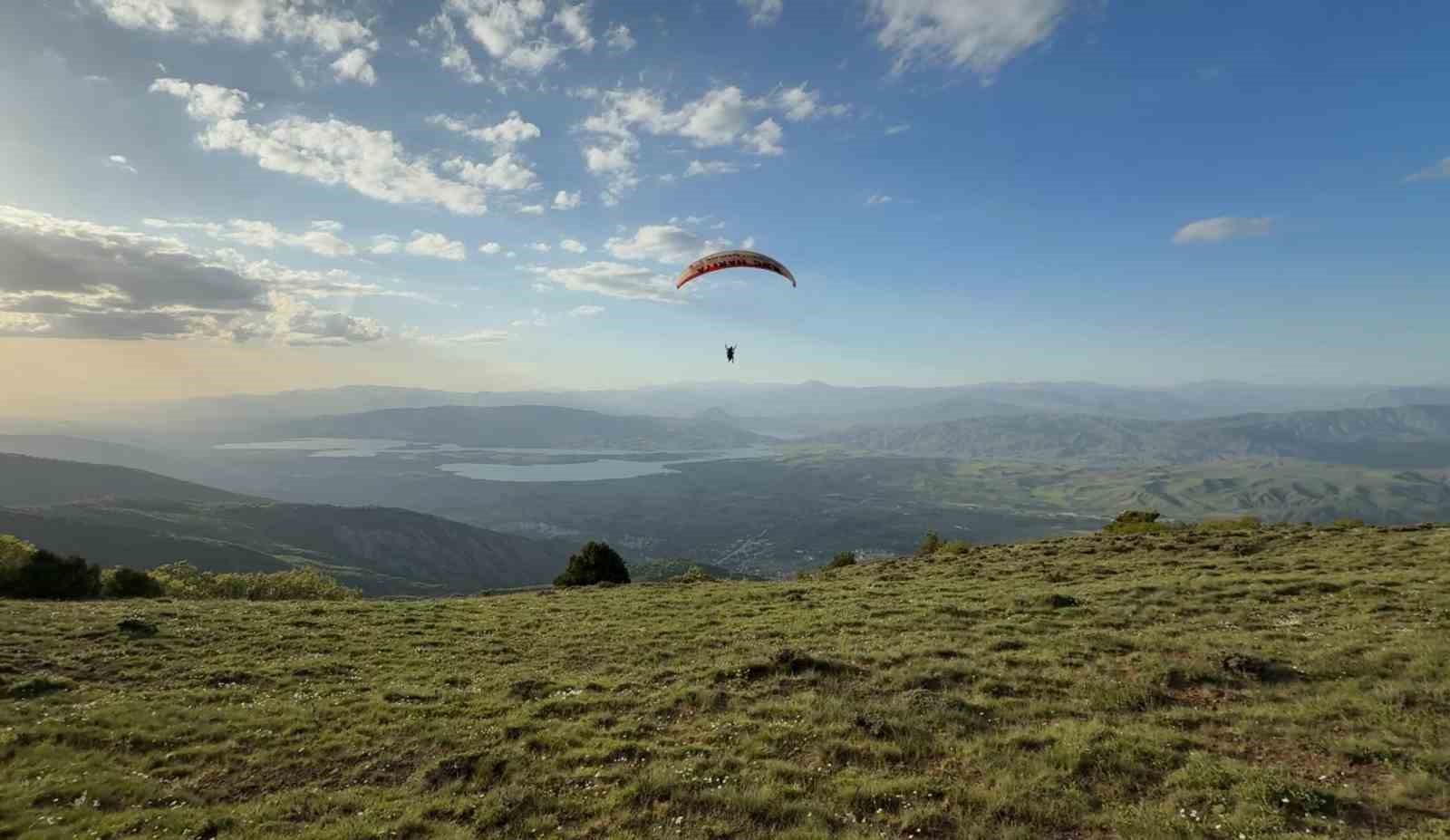 Akıncılar’da yamaç paraşütü uçuşları başladı