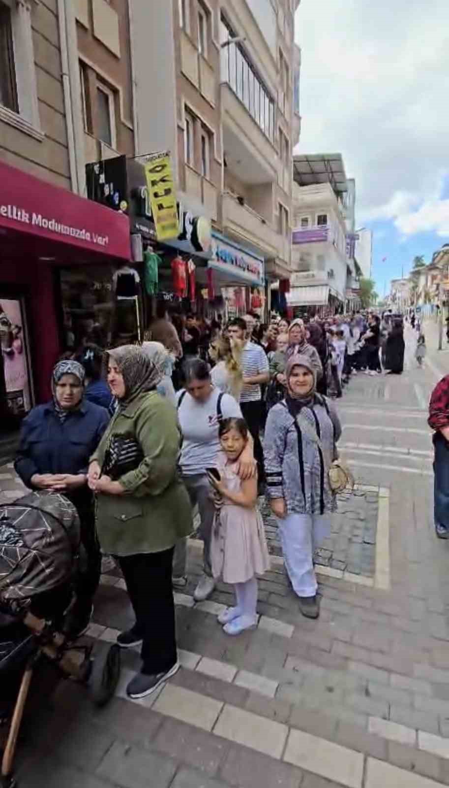 Bursa’da çekilişi duyan mağaza önüne koştu