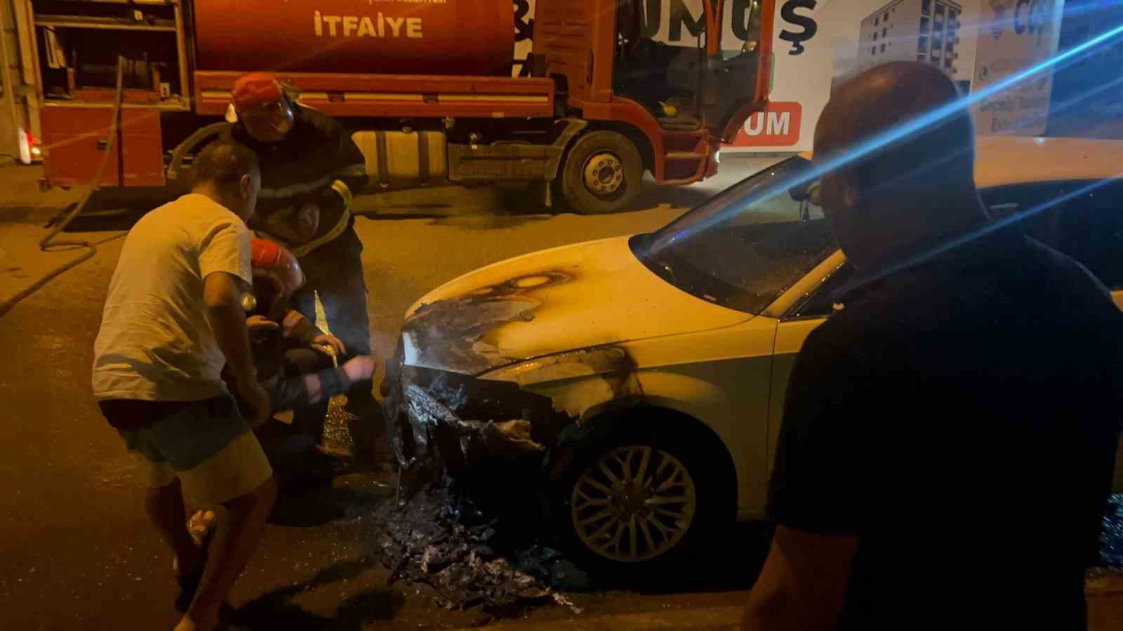 Park halindeki lüks otomobilde yangın