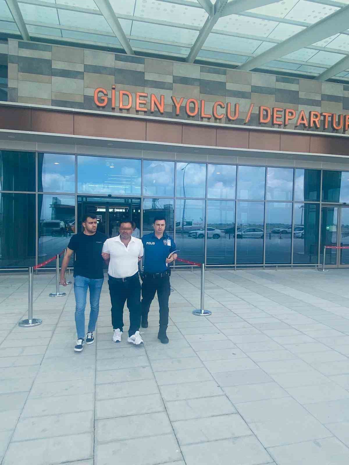 Kırmızı bültenle aranan hükümlü pasaport kontrolünde yakalandı