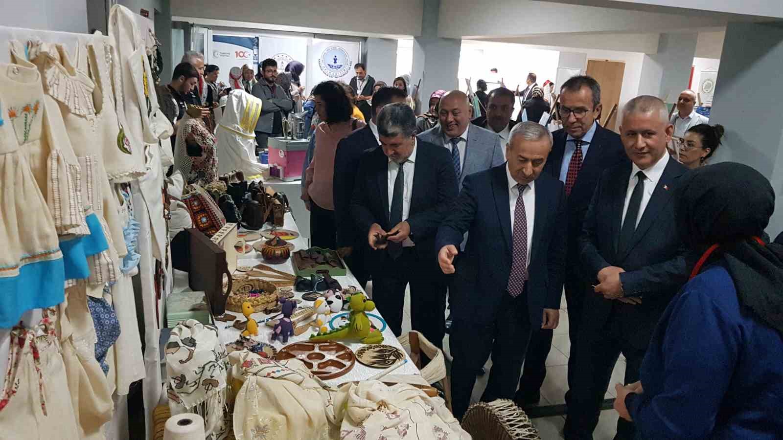 Hayat Boyu Öğrenme Haftası’nda kursiyerlerin el emeği ürünleri sergilendi