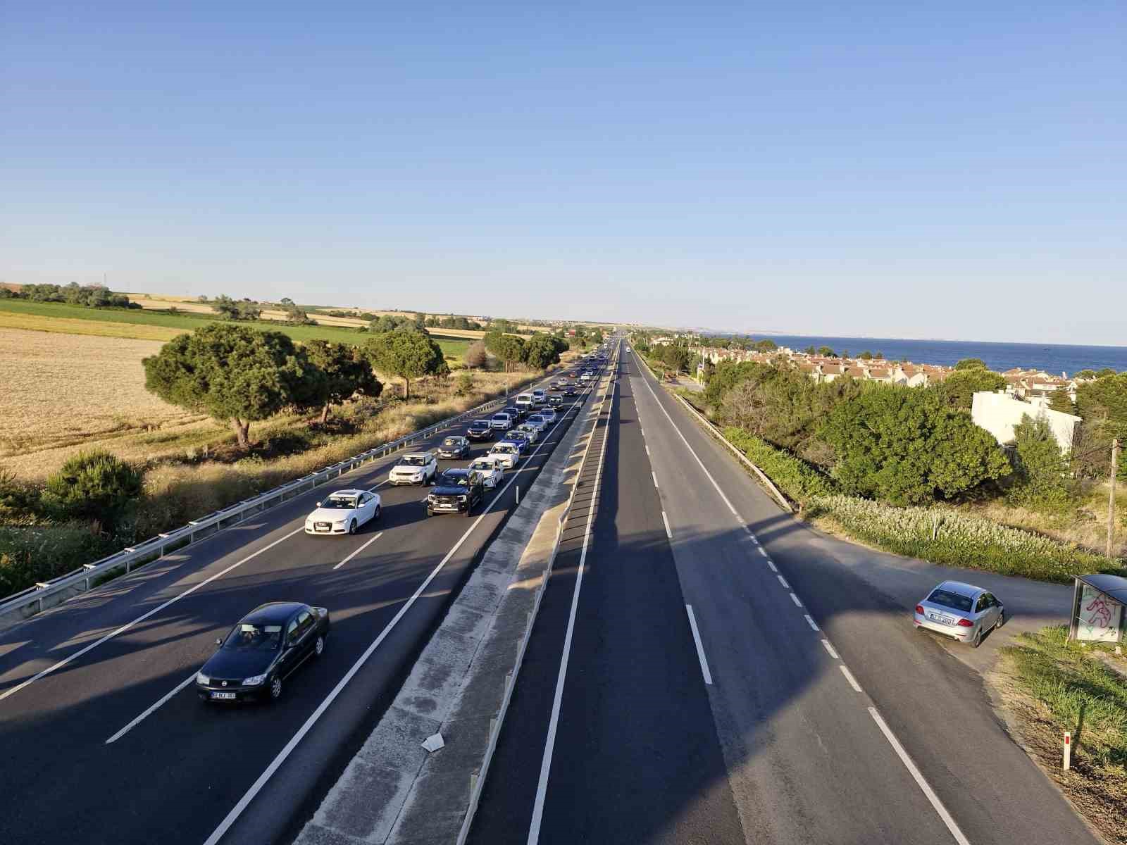 İstanbul’dan Trakya’ya akın: Tatilciler yola çıktı, şeritler doldu