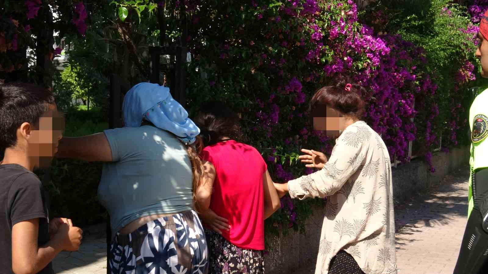 Marketten dondurma ve içecekleri alıp kıyafetlerine gizleyen kadınlar, ticari takside yakalandı