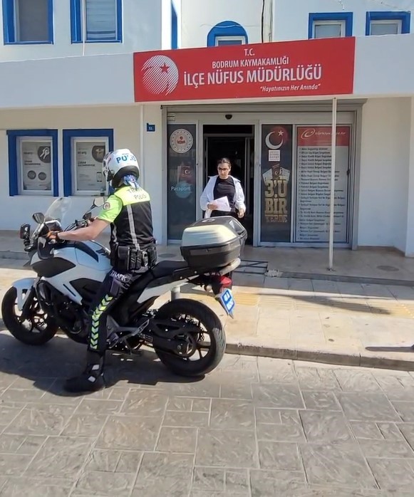 Kimliğini unutan öğrenciye polis yetişti, sınava dakikalar kala girebildi