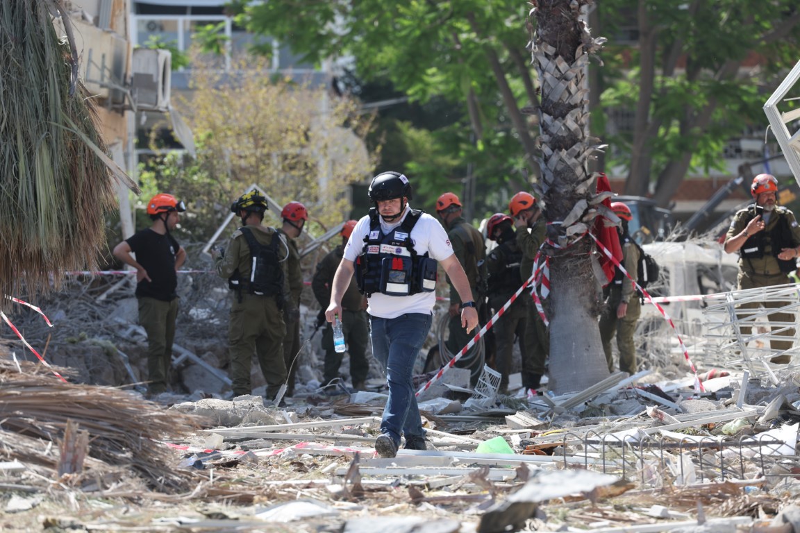 İran'dan İsrail'in 3 noktasına balistik füze saldırısı: 65 yaralı