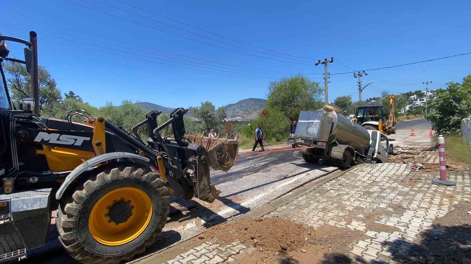 Bodrum’da isale hattı patladı, tanker çukura düştü