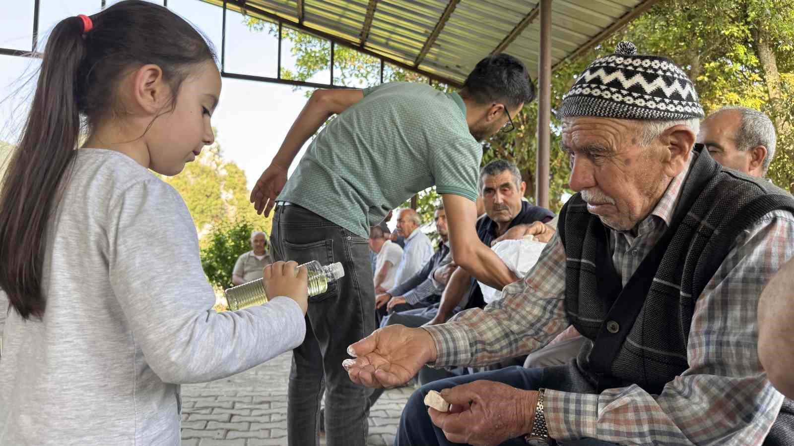 Köy sakinleri mezarlıkta buluşup dua etti