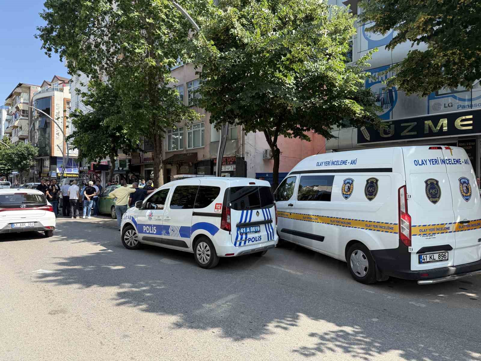 Caddede başından vuruldu, hastanede hayatını kaybetti