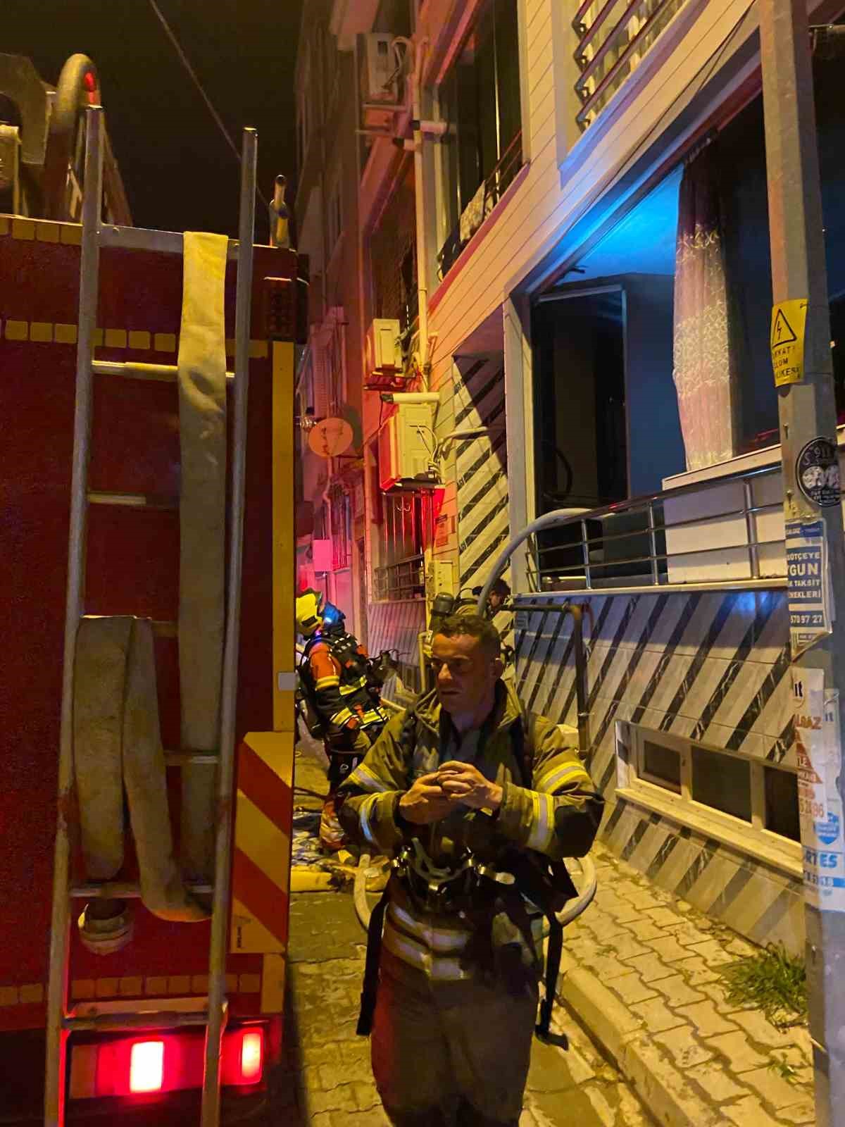 Edremit’te 3 katlı binada çıkan yangına itfaiye müdahale etti