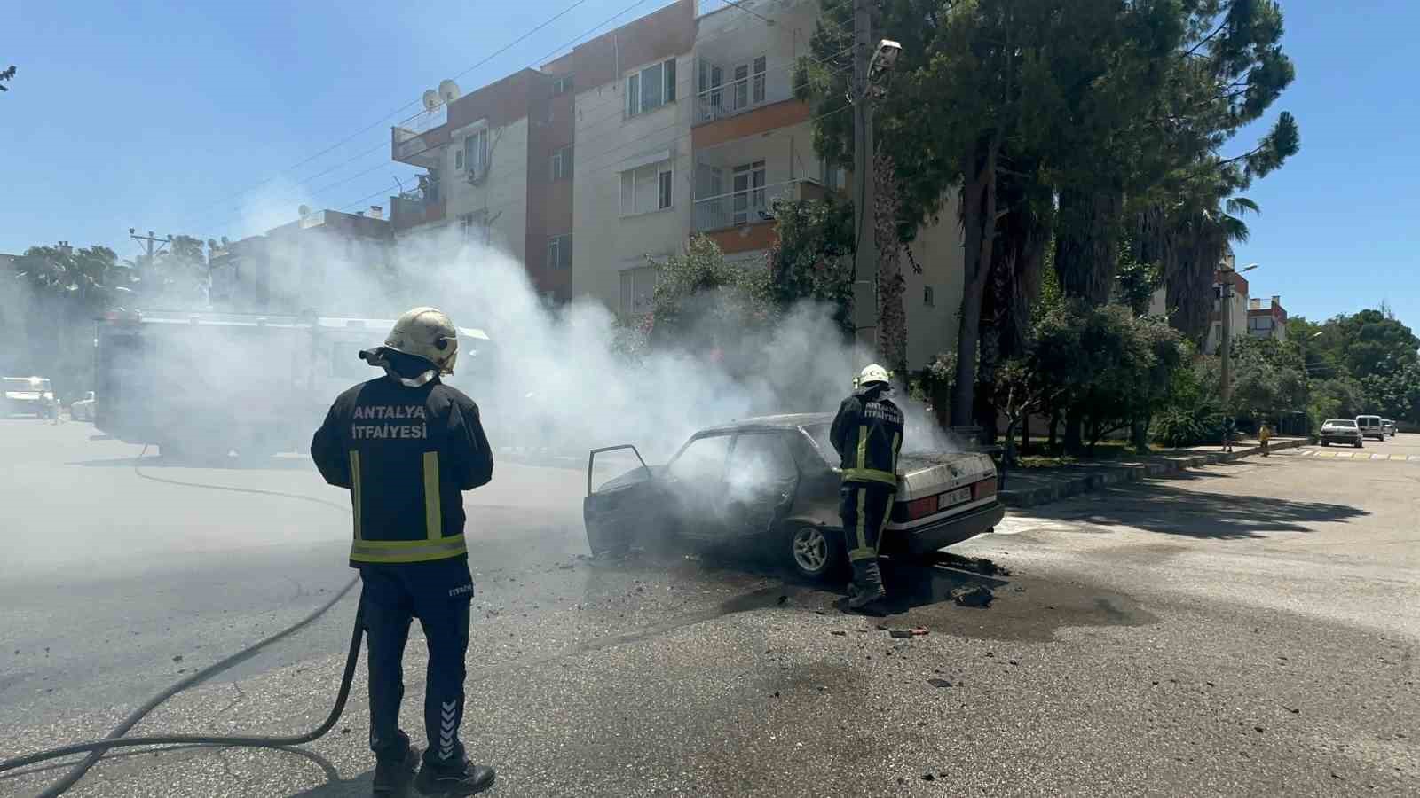 Antalya’da seyir halindeyken alev alan Tofaş otomobil kullanılamaz hale geldi