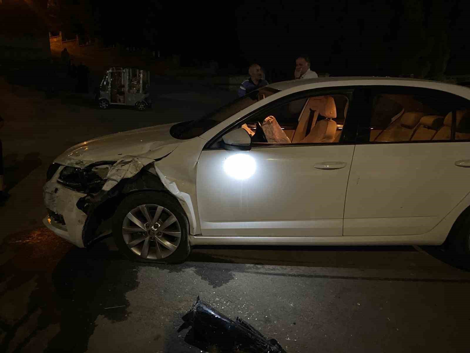 Kocaeli’de 2 otomobil çarpıştı: 2 yaralı