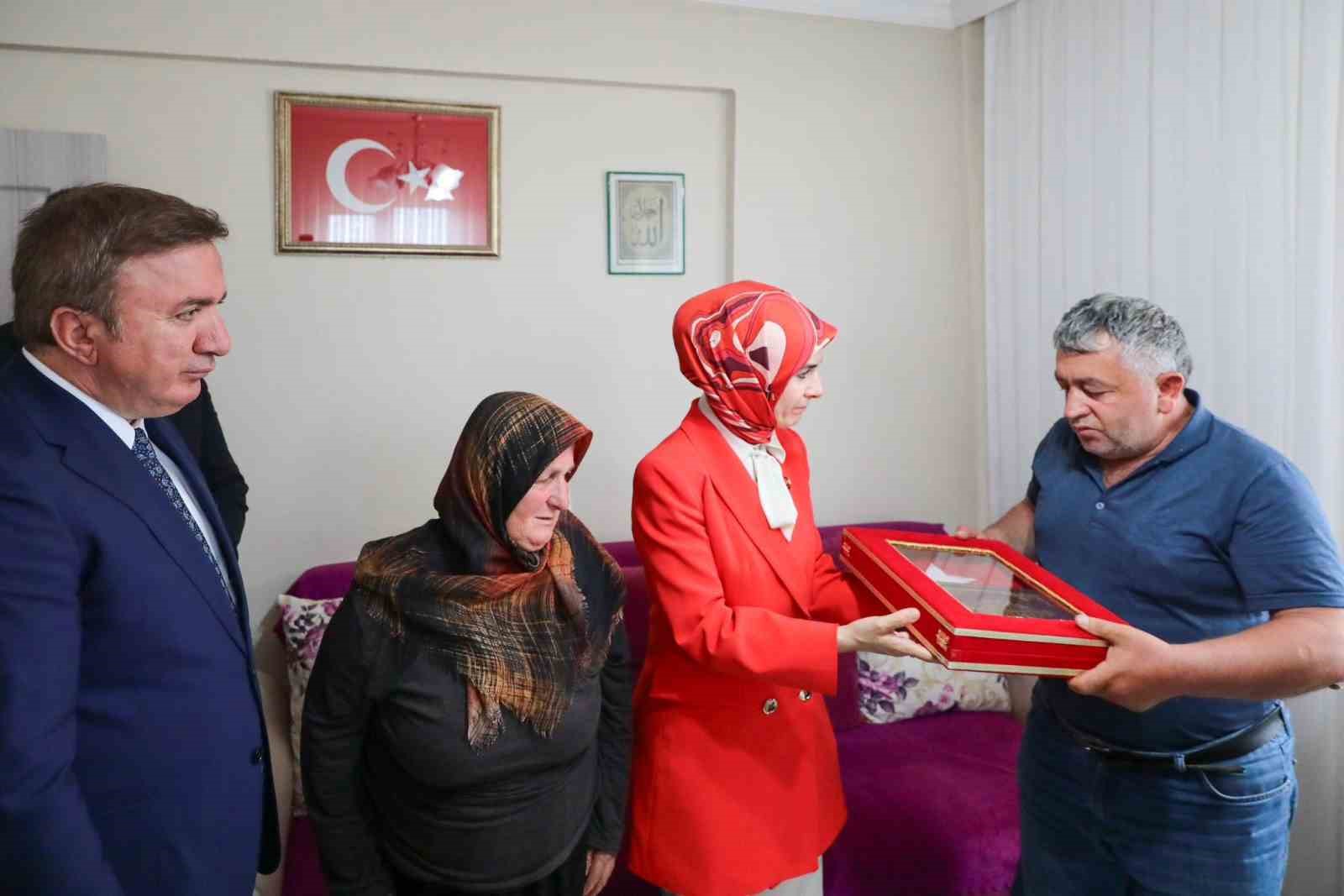 Bakan Göktaş’tan şehit ailesine ziyaret
