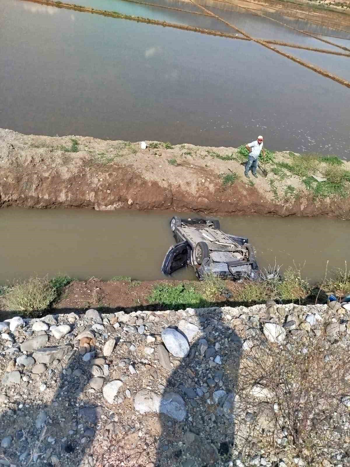 Çorum’da otomobil sulama kanalına devrildi: 1’i bebek, 3 yaralı