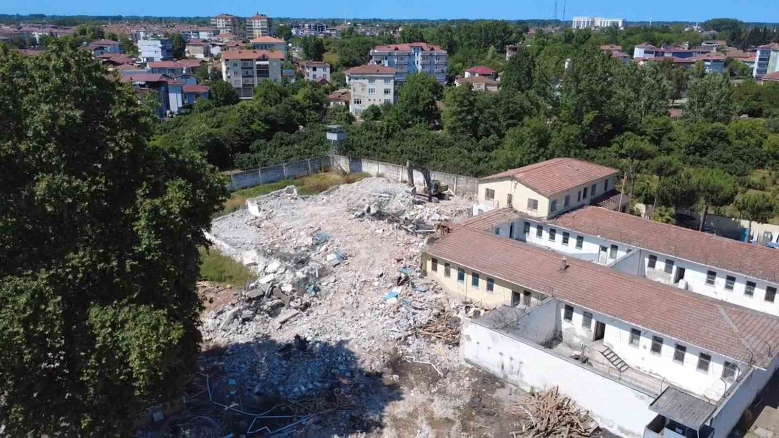 Kapanan cezaevinde yıkım başladı