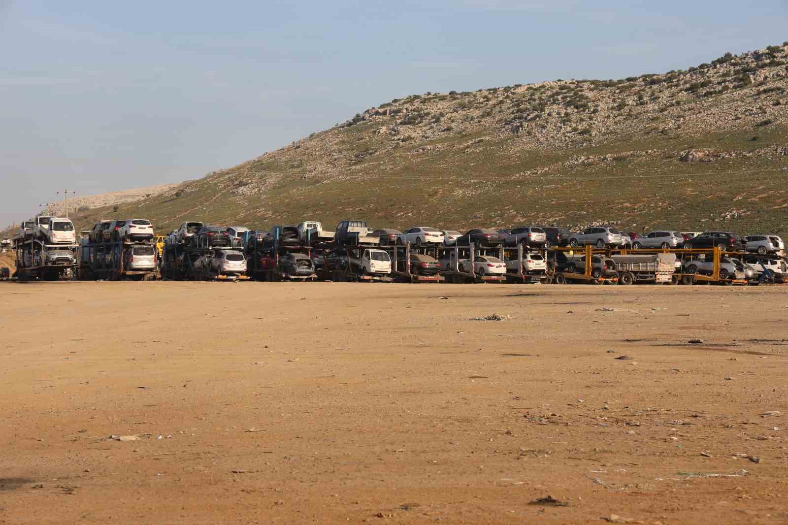 Uzak Doğu’dan getirilen yüzlerce ikinci el araç tırlarla Suriye’ye taşınıyor
