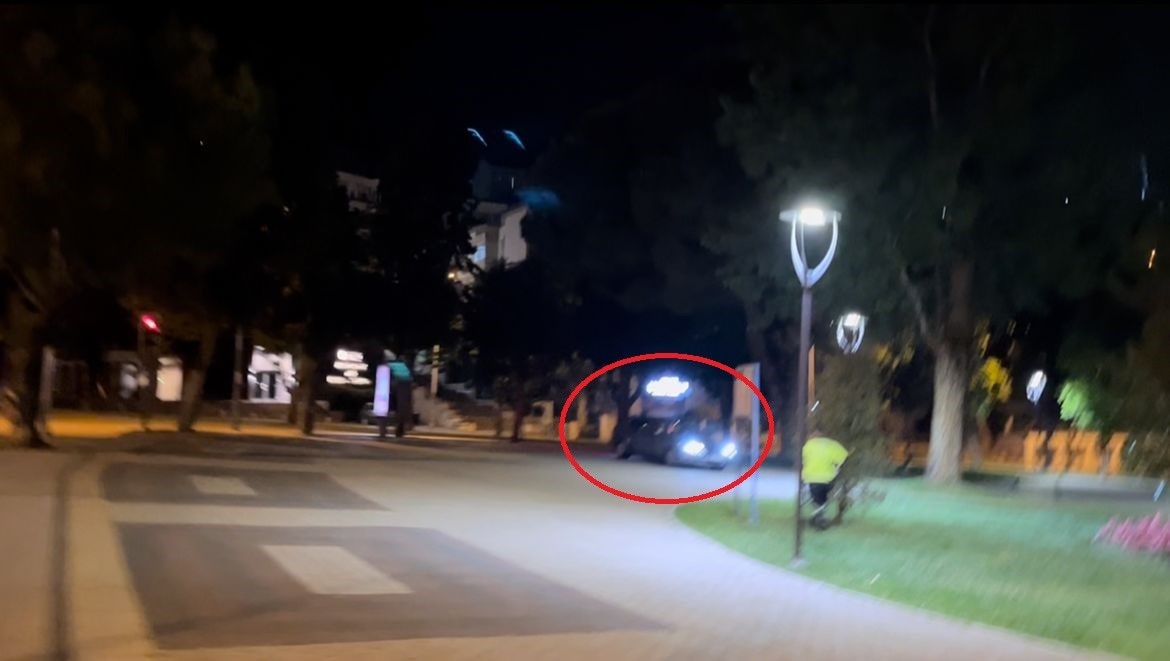 Uygulamayı görünce kaldırıma çıktı, yine kaçamadı
