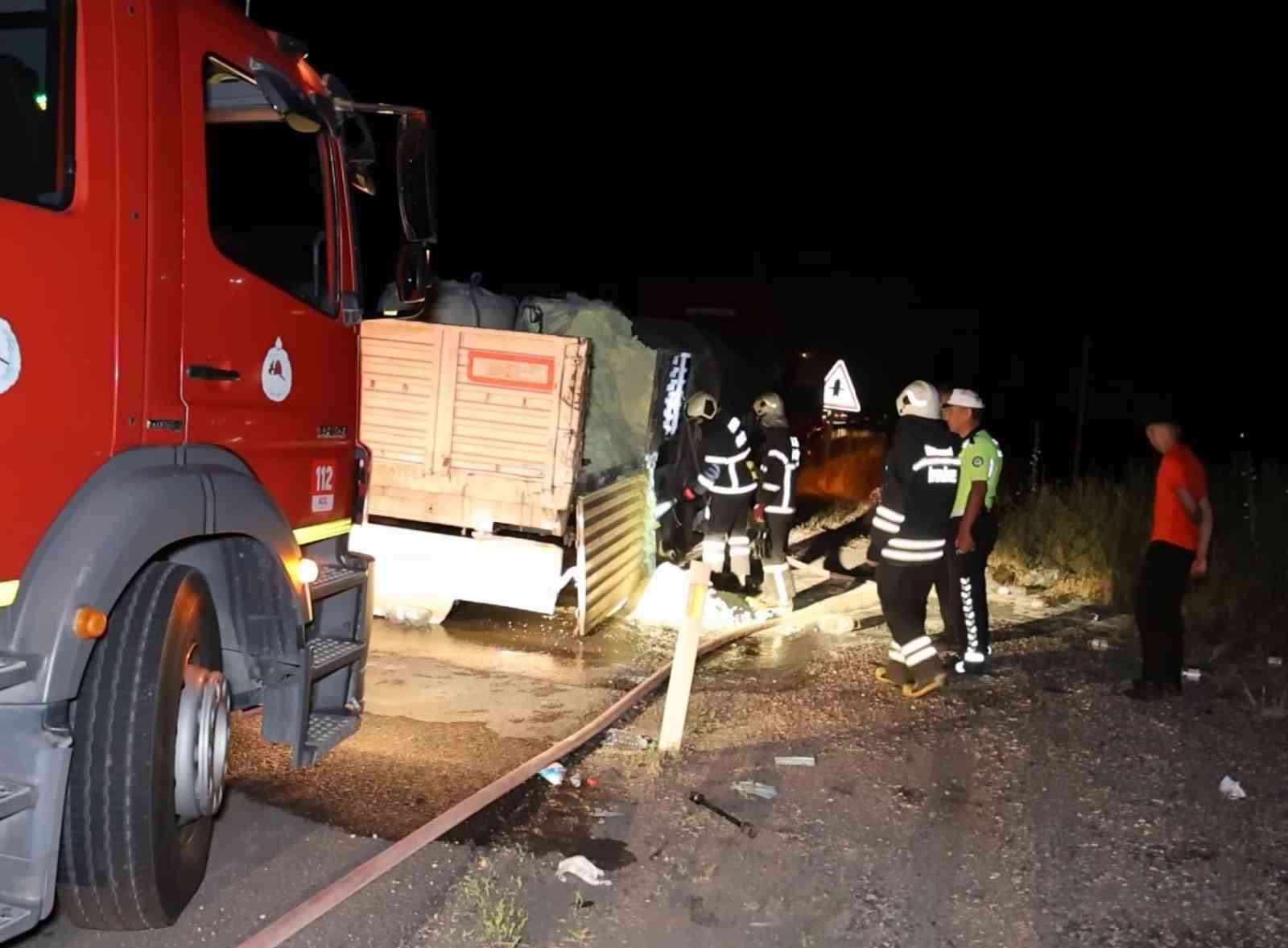 Lastiği patlayan kükürt yüklü tırda yangın paniği