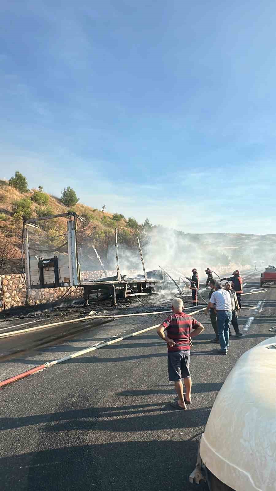 Sunta yüklü dorse alev alev yandı