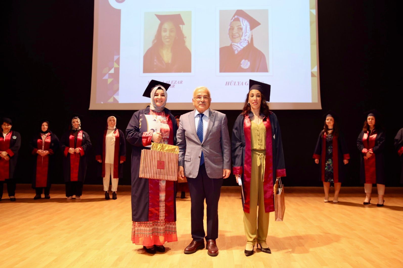 ’Anne Üniversitesi’ ilk mezunlarını verdi