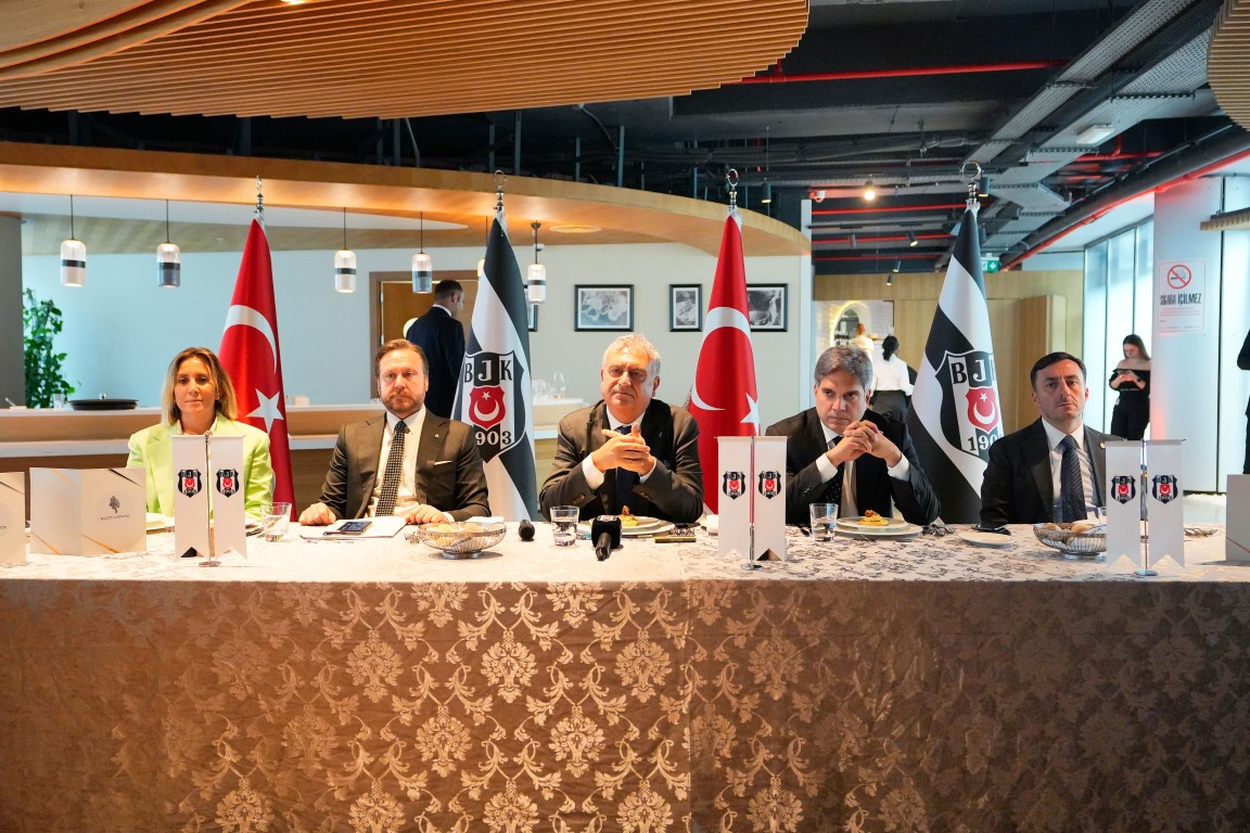 Beşiktaşlı yöneticiler, basın mensuplarıyla sohbet toplantısında bir araya geldi