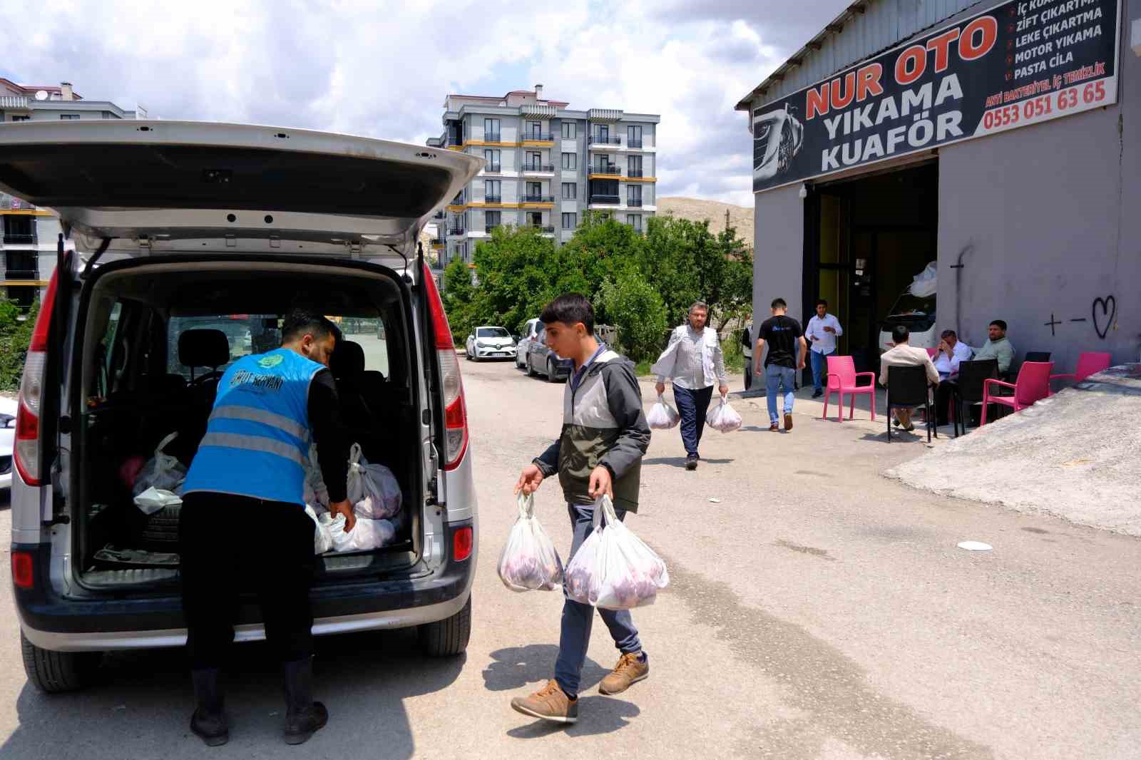 Van’da geleneksel toplu kurban kesimi