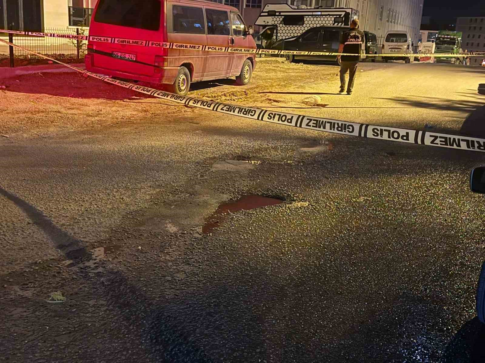 Annesiyle boşanma aşamasındaki babasını sokak ortasında bıçakladı